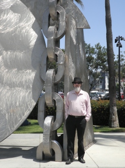 The
                      Martin Luther King Jr "Break the Chains"
                      sculpture in San Diego Click to see a bigger
                      version.